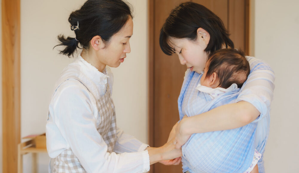 赤ちゃんの反り返りを改善！助産師が教える抱っこのコツ